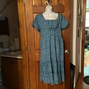 Square necked. Short sleeve dress.